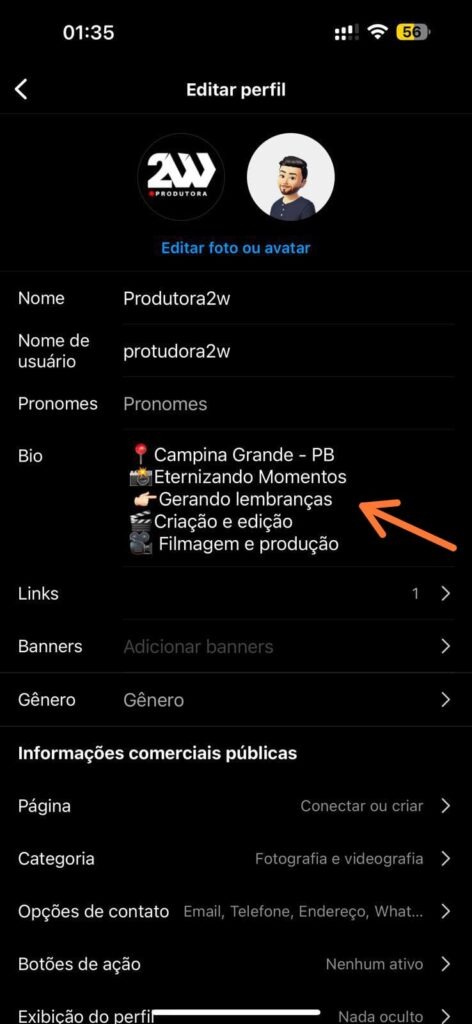 Captura de tela da página "Editar perfil" no Instagram, mostrando o campo da Bio no Instagram com texto formatado usando emojis e quebras de linha para listar serviços. Uma seta laranja aponta para o conteúdo da Bio no Instagram, destacando a área de descrição.