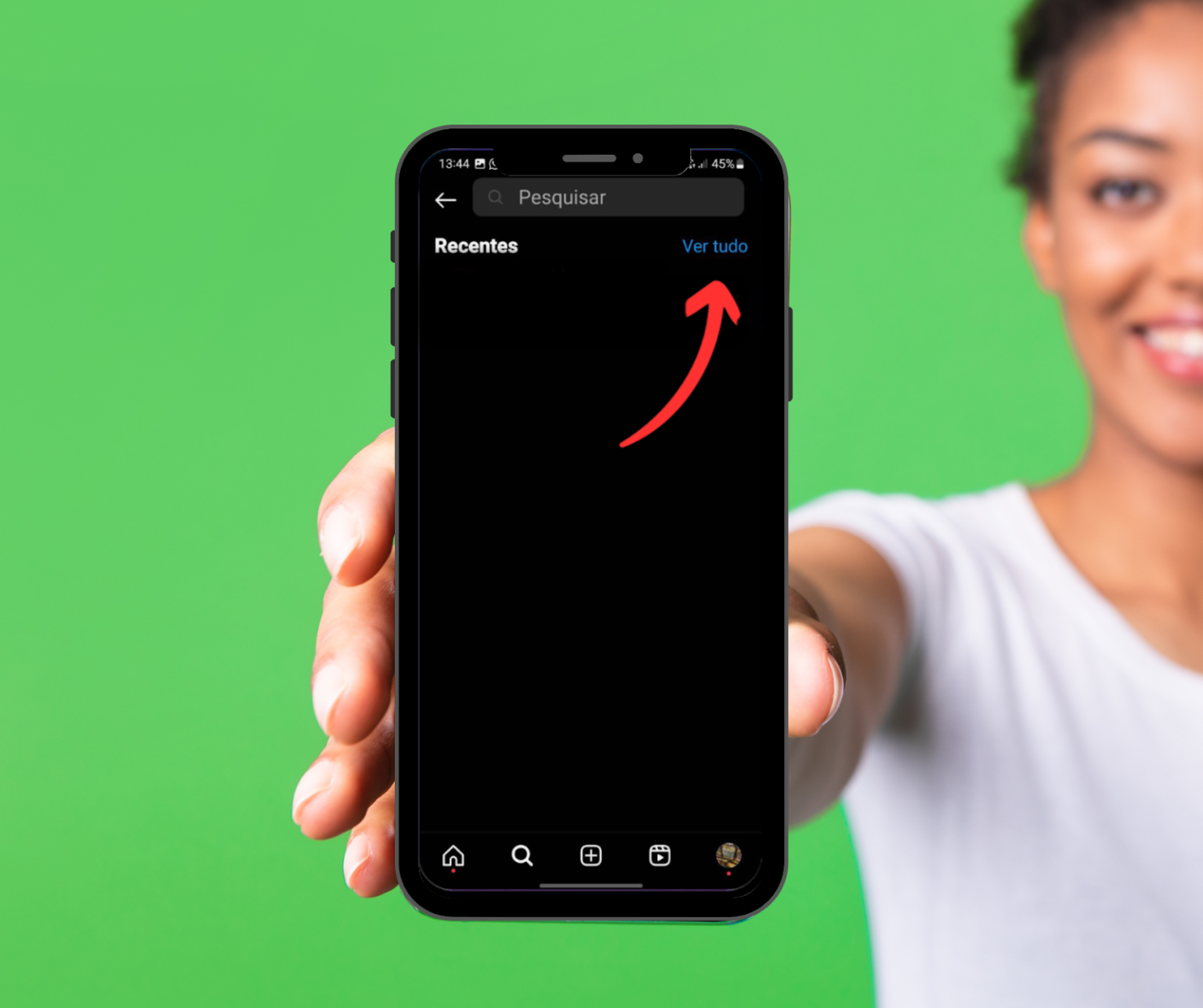 Uma imagem de uma mulher segurando um smartphone com o aplicativo do Instagram aberto. A tela exibe a página de pesquisa, que mostra a opção "Recentes" para o histórico de pesquisa. Uma seta vermelha curva aponta para a opção "Ver tudo" no canto superior direito. Isso orienta o usuário sobre como acessar e apagar sugestões e o histórico de pesquisa completo no Instagram.