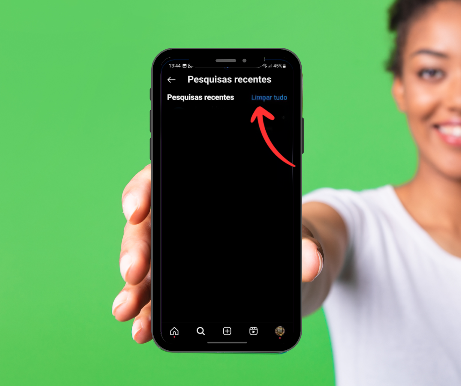 Uma imagem de uma mulher segurando um smartphone com o aplicativo do Instagram aberto na tela de "Pesquisas recentes". Uma seta vermelha curva aponta para a opção "Limpar tudo" no canto superior direito. Esta opção permite ao usuário apagar sugestões e todo o histórico de pesquisa recente do aplicativo, ajudando a manter a privacidade e a organização.