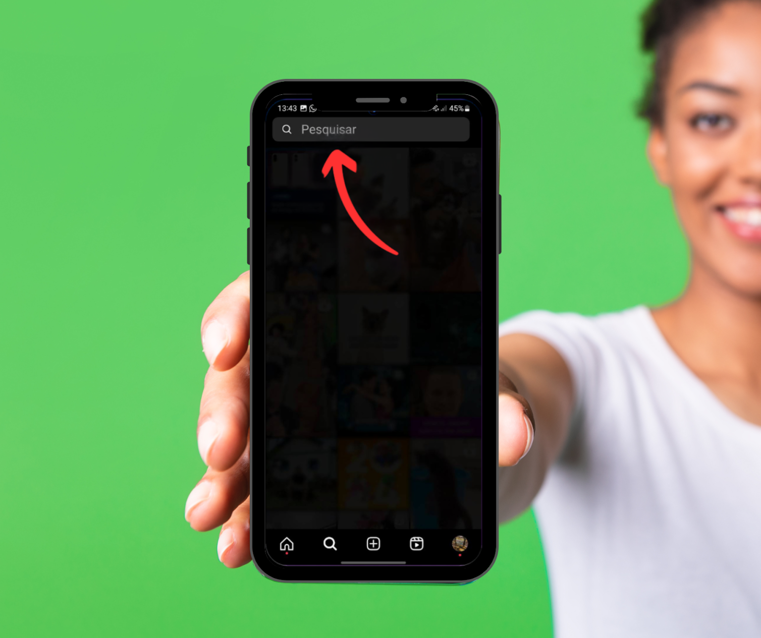 Uma imagem de uma mulher segurando um smartphone com o aplicativo do Instagram aberto. A tela exibe a página "Explorar" do aplicativo e uma seta vermelha curvada aponta para a barra de pesquisa na parte superior. Isso destaca a área onde o usuário pode interagir e apagar sugestões de busca recentes para maior privacidade e organização.