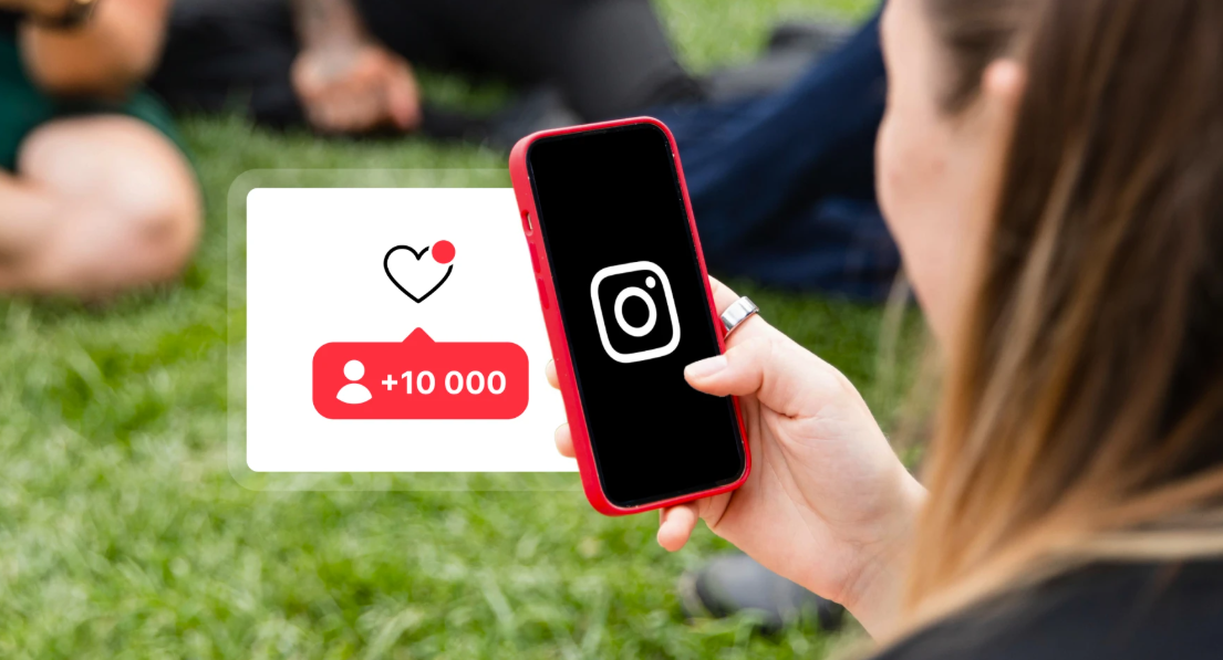 Uma mulher segurando um smartphone em um gramado, exibindo um ícone flutuante de notificação do Instagram indicando a chegada de novos seguidores após comprar seguidores.