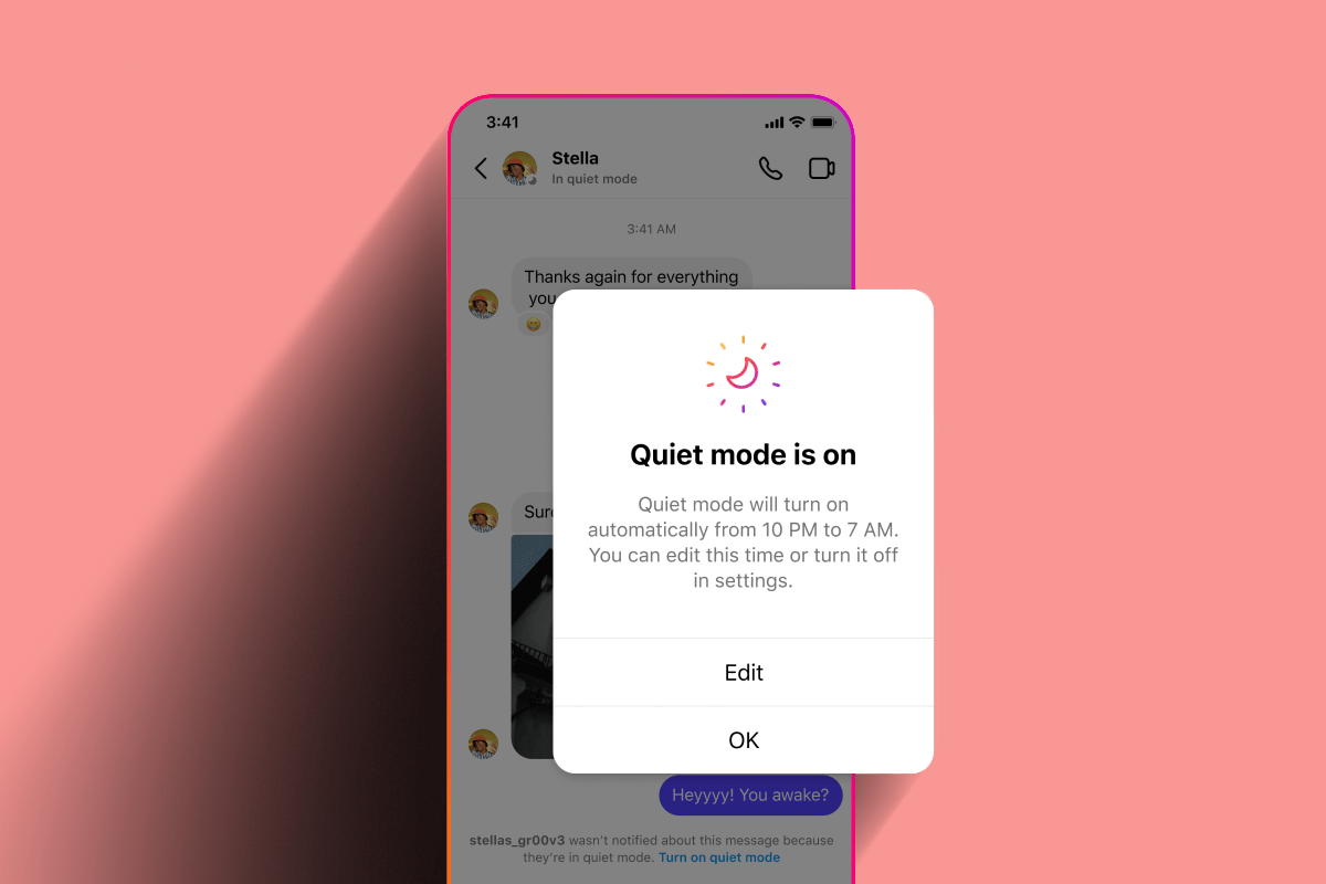 Uma ilustração de um smartphone exibindo uma conversa de chat (DM) no Instagram. Uma janela pop-up central confirma que o 'Quiet mode is on' (Modo silencioso está ativo), indicando que ele será ativado automaticamente das 22h às 7h. Abaixo, uma notificação para o contato informa que a pessoa não foi notificada sobre a mensagem, pois está em modo silencioso. A imagem representa o aviso automático de inatividade do modo silencioso.