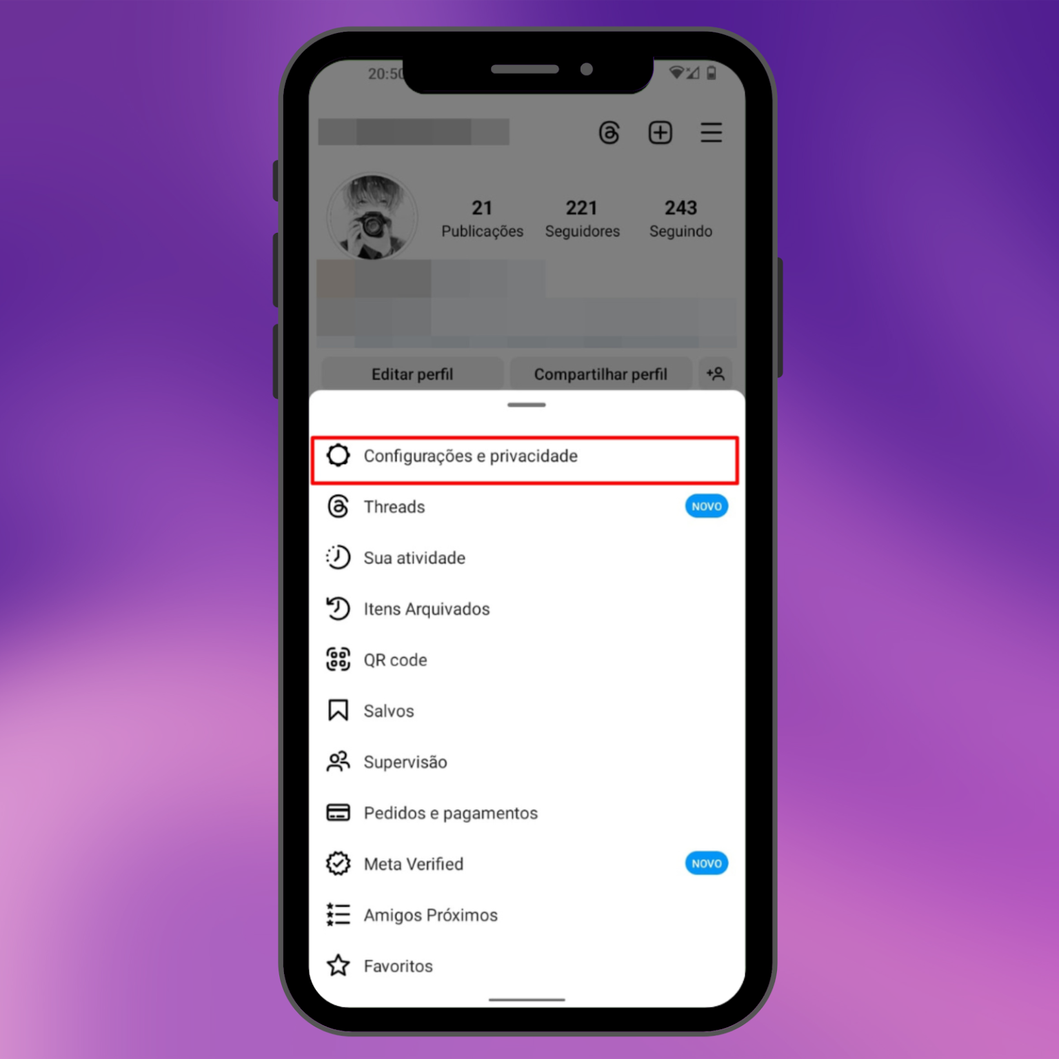Captura de tela de um smartphone mostrando o menu lateral do perfil do Instagram. O menu foi aberto a partir do ícone de três barras e exibe várias opções. Um contorno vermelho destaca o item do menu 'Configurações e privacidade', que deve ser selecionado para acessar as configurações de notificação e ativar o modo silencioso.